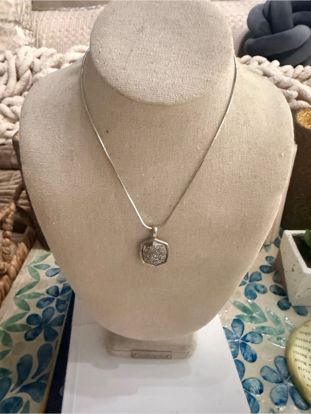 Kendra Scott Davis Short Pendant Necklace